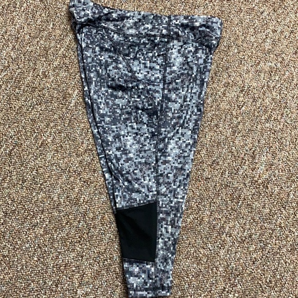Avia capris length blk gray yoga pants - Size medium - Picture 3 of 14